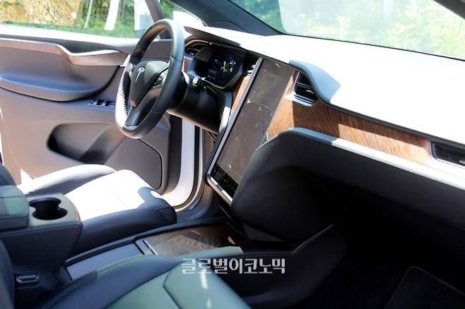 모델 X의 1열은 단순미와 절제미가 넘친다. 조작 버튼이 너저분하지 않고 17인치 액정표시장치(LCD) 외에는 버튼도 없다.