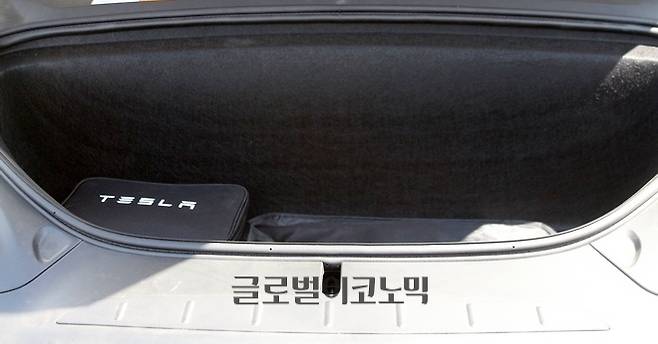 (위부터)6인승 모델 X의 3열을 접으면 고시원 이사도 가능한 2492ℓ의 적재 공간을 만들 수 있다. 충전 킷이 있는 차량 앞부분도 적재 공간으로 활용 가능하다.