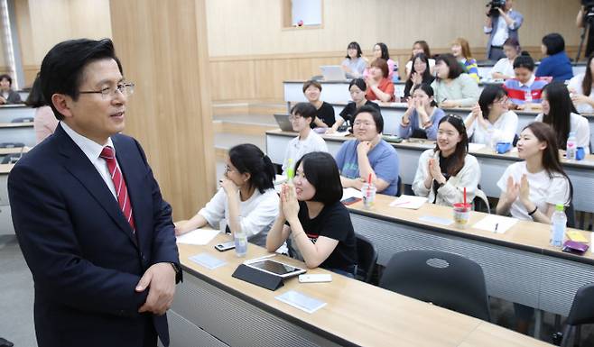 자유한국당 황교안 대표가 20일 오후 숙명여대를 방문, 학생들에게 특강을 하고 있다. 연합뉴스