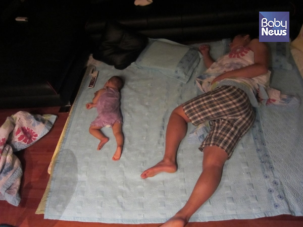 같은 자세로 자는 아빠와 딸. ⓒ노승후