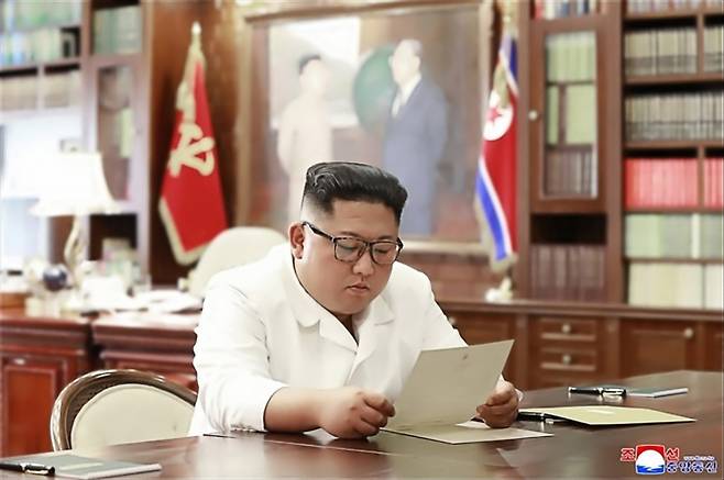 조선중앙통신은 6월23일 홈페이지에 김정은 북한 국무위원장이 집무실로 보이는 공간에서 트럼프 대통령의 친서를 읽는 모습을 공개했다.&nbsp;ⓒ연합뉴스