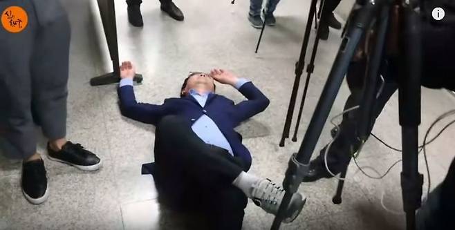 지난 4월29일 보수 유튜브 채널 ‘신의한수’ 신혜식 대표가 국회 본청에서 다른 유튜버와 싸우는 과정에서 바닥에 눕는 등 폭행 시비가 일었다. ‘신의한수’ 갈무리