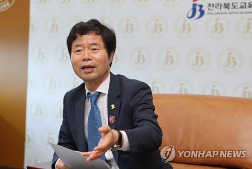 입장 밝히는 김승환 교육감 (전주=연합뉴스) 임채두 기자 = 김승환 전북교육감이 24일 오전 도교육청에서 열린 기자간담회에서 상산고등학교 자율형사립고(자사고) 지정 취소 결정에 대한 입장을 밝히고 있다. 2019.6.24 doo@yna.co.kr