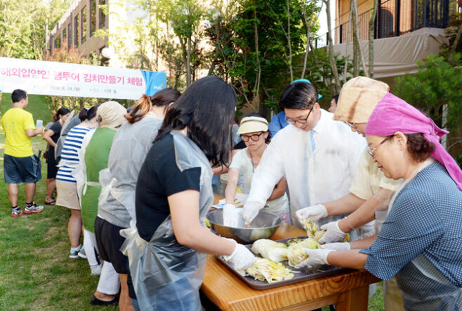 해외 입양인들과 백김치 만들기 체험을 하고 있는 최종환 시장.(사진=파주시)