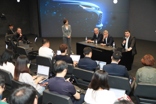 카허 카젬 한국지엠(GM) 사장(앞쪽 오른쪽)이 25일 서울 부평공장 GM테크니컬센터코리아(GMTCK)에서 열린 기자간담회에서 답변을 하고 있다.    한국지엠(GM) 제공