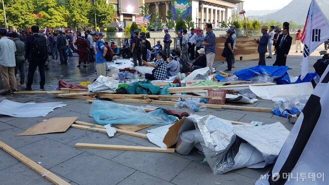 광화문광장의 대한애국당(우리공화당) 텐트가 25일 오전 철거됐다. 사진=김경환 기자