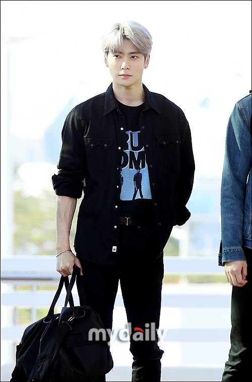 ▲ '여심 주의'…NCT127 재현, 어른美 풍기는 의상