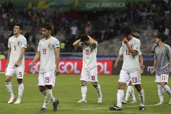 일본은 25일 열린 2019 코파아메리카 C조 2차전 에콰도르와 경기에서 1-1 무승부를 기록했다. 이날 무승부를 기록한 일본은 승점 2점으로 C조 3위에 머물렀고, B조 3위 파라과이에 득실차에서 밀리며 8강 진출에 실패했다. 경기 종료 후 아쉬워하는 일본 축구대표팀 선수단. 사진=연합뉴스 제공