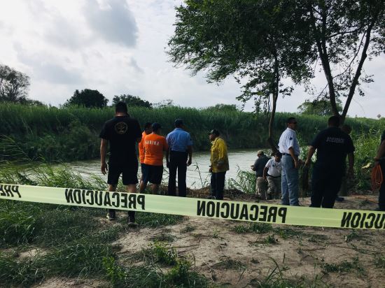 미국과 접경지인 멕시코 마타모로스 강가에서 경찰과 주민들이 24일(현지시간) 2세 여아와 20대 아빠가 미국으로 가기위해 강물을 건너려다 시신으로 발견된 지점을 바라보고 있다. AP뉴시스