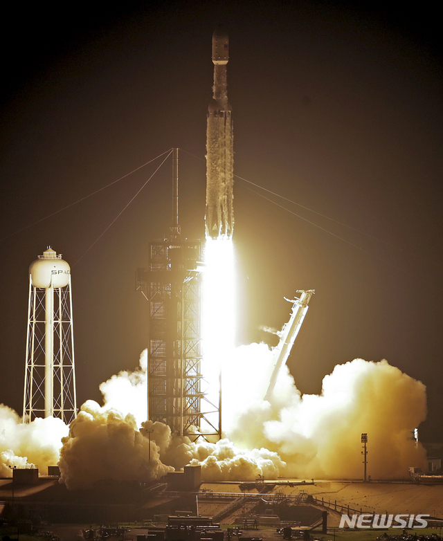 25일 새벽 미 케네디 우주발사 기지에서 팰콘 헤비 로켓이 발사되고 있다   AP