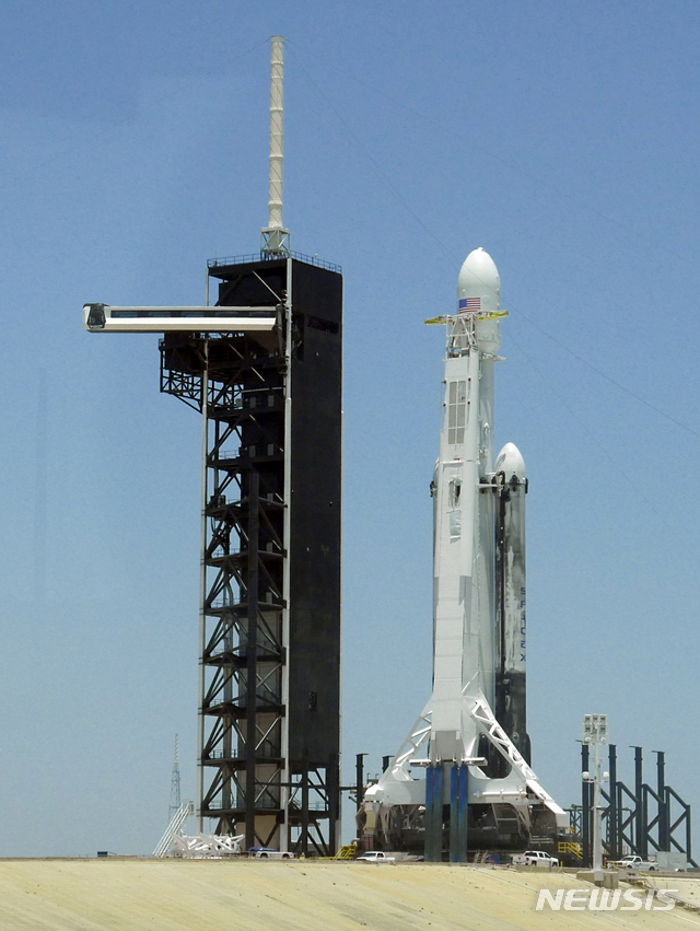 일론 머스크의 스페이스엑스  로켓 팰콘 헤비가 24일 발사를 기다리고 있다   AP
