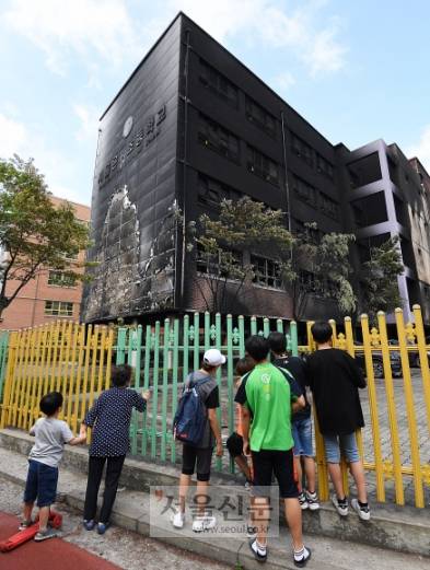 27일 오전 서울 은평구 응암동 소재 은명초등학교에서 은명초 재학생들이 지난 26일 발생한 화재로 인해 검게 그을린 학교를 바라보고 있다. 2019.6.27 오장환 기자 5zzang@seoul.co.kr 27일 오전 서울 은평구 응암동 소재 은명초등학교에서 은명초 재학생들이 지난 26일 발생한 화재로 인해 검게 그을린 학교를 바라보고 있다. 2019.6.27 오장환 기자 5zzang@seoul.co.kr