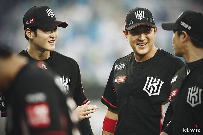 ▲ 배제성과 황재균. ⓒkt 위즈