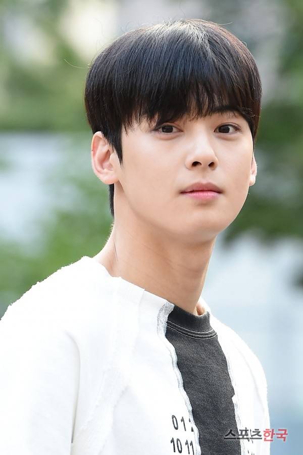 KBS 2TV '뮤직뱅크' 상반기 결산 리허설 참석을 위해 출근하고 있는 아스트로 차은우. 사진=조은정 기자 new@hankooki.com