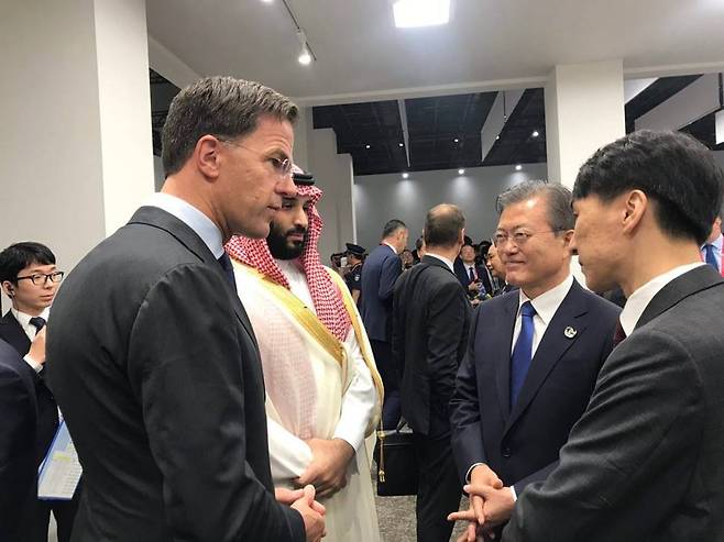 마크 루터 네덜란드 총리(왼쪽부터), 모하메드 사우디아라비아 왕세자와 대화하는 문재인 대통령. 모하메드 왕세자와는 청와대에서 회담한 뒤 바로 다시 만났다. 청와대 제공