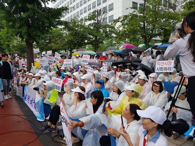 정헌율 익산시장의 "잡종 강세" 발언에 항의하는 이주여성 500여명이 28일 서울 영등포구 국회의사당 앞 도로에서 집회를 열었다. 홍인택 기자