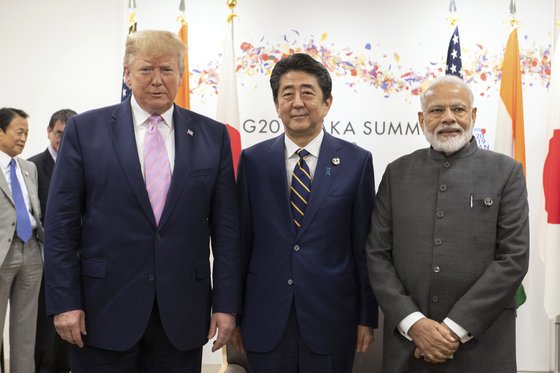 28일 오사카 G20정상회의장에서 미국,일본,일본의 세 정상이 회담을 했다 [AP=연합뉴스]