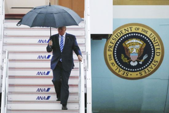 도널드 트럼프 미 대통령이 27일 G20 정상회의 참석차 오사카 국제공항에 도착해 에어포스원에서 내리고 있다. 오사카=AP뉴시스
