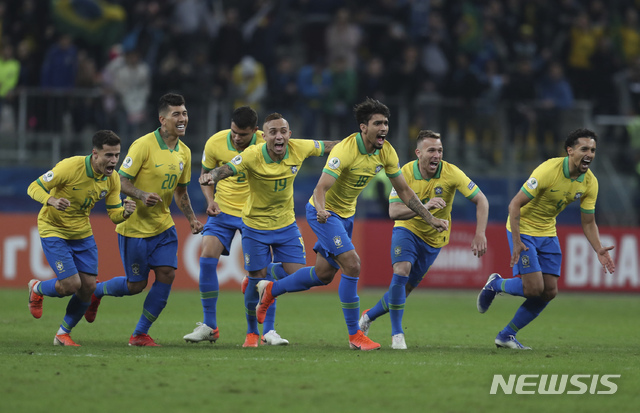 【포르투 알레그리(브라질)=AP/뉴시스】브라질은 28일(한국시간) 브라질 포르투 알레그리의 그레미우 경기장에서 열린 파라과이와의 2019 코파아메리카(남미축구선수권대회)  8강전에서 승부차기까지 가는 접전 끝에 4-3으로 힘겹게 승리했다. 승리가 확정되자 브라질 선수들이 기뻐하고 있다.