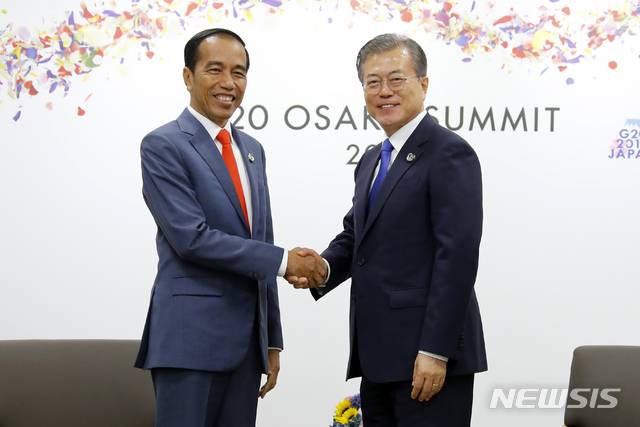 【오사카(일본)=뉴시스】전신 기자 = 문재인 대통령이 28일 오사카 국제컨벤션센터 인텍스 오사카에서 조코 위도도 인도네시아 대통령과 정상회담에 앞서 악수하고 있다. 2019.06.28. photo1006@newsis.com