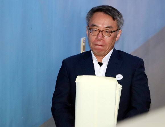 양승태 대법원장 시절 사법행정권 남용 의혹을 받는 임종헌 전 법원행정처 차장이 30일 서울 서초구 서울중앙지법에서 열린 속행공판에 출석하기 위해 호송차에서 내려 법정으로 향하고 있다. 2019.4.30 연합뉴스 양승태 대법원장 시절 사법행정권 남용 의혹을 받는 임종헌 전 법원행정처 차장이 30일 서울 서초구 서울중앙지법에서 열린 속행공판에 출석하기 위해 호송차에서 내려 법정으로 향하고 있다. 2019.4.30 연합뉴스