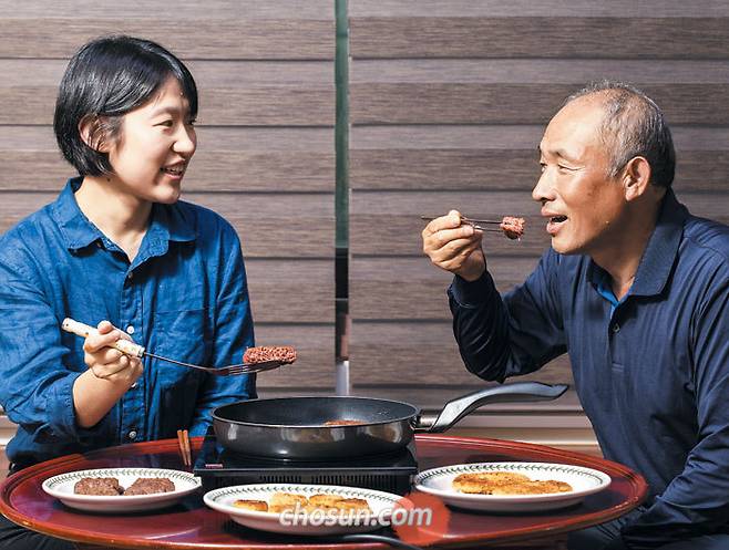 기자(왼쪽)와 아버지가 대체 육류를 맛보고 있다. / 영상미디어 이신영 기자