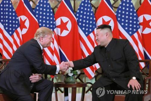 환하게 웃으며 악수하는 김정은과 트럼프 (서울=연합뉴스) 북한 노동당 기관지 노동신문은 김정은 국무위원장과 도널드 트럼프 미국 대통령이 27일 베트남 하노이 메트로폴 호텔에서 진행한 단독회담과 만찬 소식을 28일자 1~2면에 사진과 함께 상세히 보도했다. 사진은 27일 김 위원장과 트럼프 대통령이 밝게 웃으며 악수하고 있는 모습. 2019.2.28