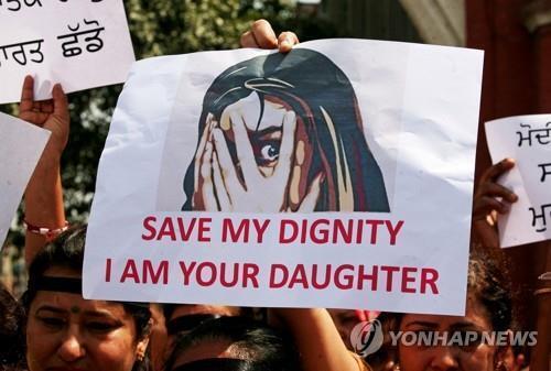 2018년 4월 17일 유아 성폭행 사건에 항의해 시위에 나선 인도 시민. [로이터=연합뉴스]