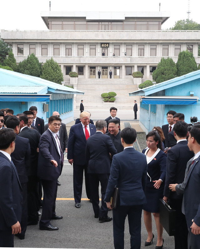 문재인 대통령과 김정은 북한 국무위원장, 도널드 트럼프 미국 대통령이 30일 경기 파주 판문점 공동경비구역(JSA) 자유의 집 앞에서 이야기를 나누고 있다. 청와대사진기자단.