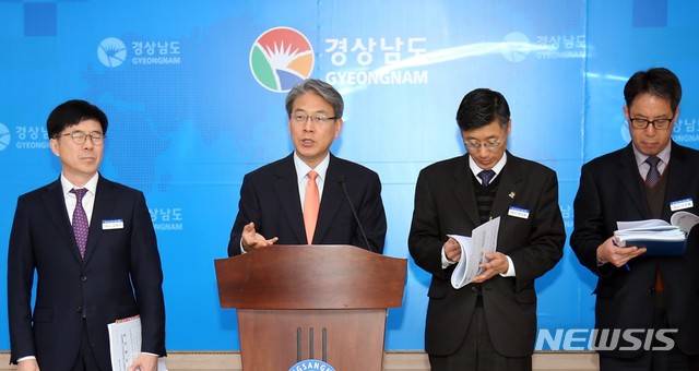 【창원=뉴시스】김석기 경상남도 서부지역본부장이 지나 3월 경남도청 프레스센터에서 미세먼지 종합대책을 발표하고 있다.2019.06.30.(사진=뉴시스 자료사진) photo@newsis.com