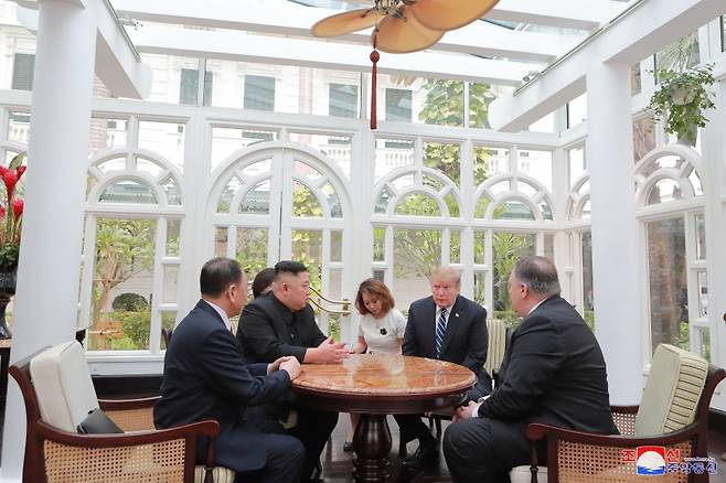 조선중앙통신은 김정은 국무위원장과 도널드 트럼프 대통령이 전날 베트남 하노이 메트로폴 호텔에서 단독회담, 확대회담을 했다고 3월1일 보도했다. ⓒ연합포토