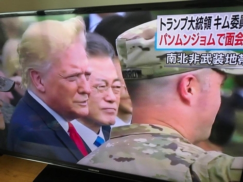 도널드 트럼프 미국 대통령과 문재인 대통령의 DMZ 방문 소식을 속보로 전하는 일본 공영방송 NHK [방송 화면 캡처]