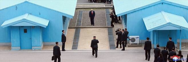 김정은 북한 국무위원장이 지난 30일 오후 판문점에서 군사분계선 경계석 남쪽에서 기다리고 있는 도널드 트럼프 미국 대통령을 향해 다가가고 있다. 조선중앙통신 연합뉴스