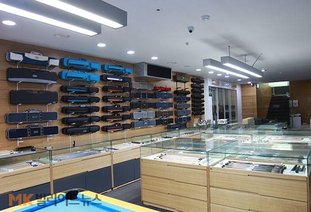 그가 운영하는 언주당구클럽(서울 강남구 논현동)에는 한밭 아담 몰리나리 등 국내외 7~8개 브랜드의 다양한 모델이 전시돼 있다.