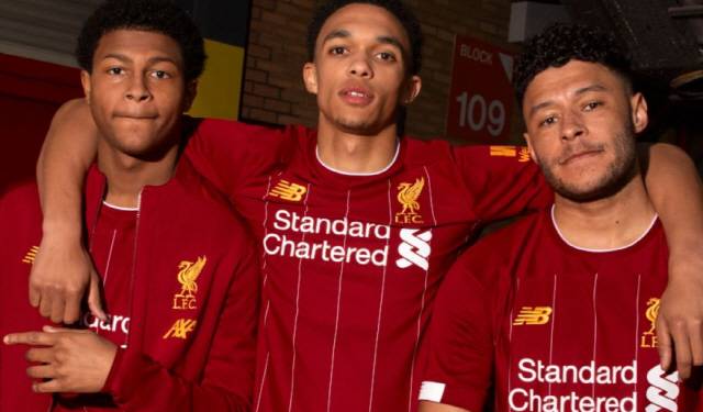 리버풀의 2019~2020시즌 유니폼. 맨 오른쪽이 체임벌린. 리버풀 홈페이지