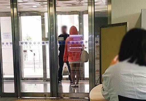 지난 14일 서울 용산구 숙명여대 교내에 여장을 하고 들어온 남성 A 씨.사진=온라인 커뮤니티 캡처