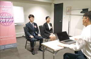 한국무역협회 ‘스마트클라우드(SC) IT마스터’ 잡페어에서 교육생들이 일본 기업 면접관과 최종 면접을 하고 있다.  /무협 제공