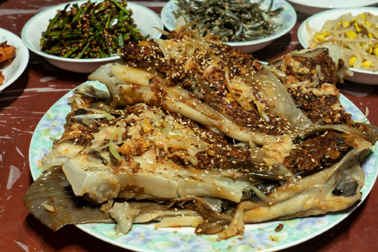 목포 보리마당 노부부 가게의 홍어찜(왼쪽)은 지나치게 삭히지 않고, 양념도 적절해 홍어 고유의 맛이 난다.