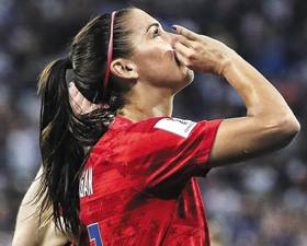 3일 열린 2019 FIFA 여자 월드컵 미국과 잉글랜드의 준결승전에서 앨릭스 모건(미국)이 골을 넣은 뒤 차를 마시는 자세를 취하고 있다. /EPA 연합뉴스