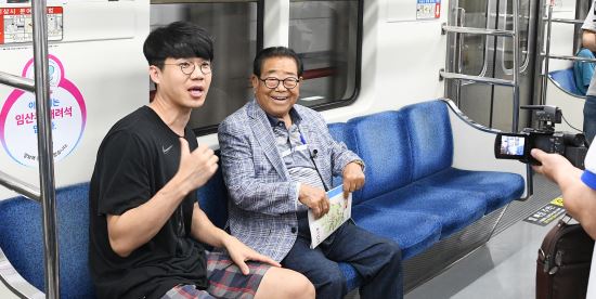 대구 달성군 홍보대사인 BJ보겸(왼쪽)과 송해씨가 지난 1일 대구 지하철 전동차 안에서 달성군 홍보 영상을 촬영하고 있다. 달성군 제공