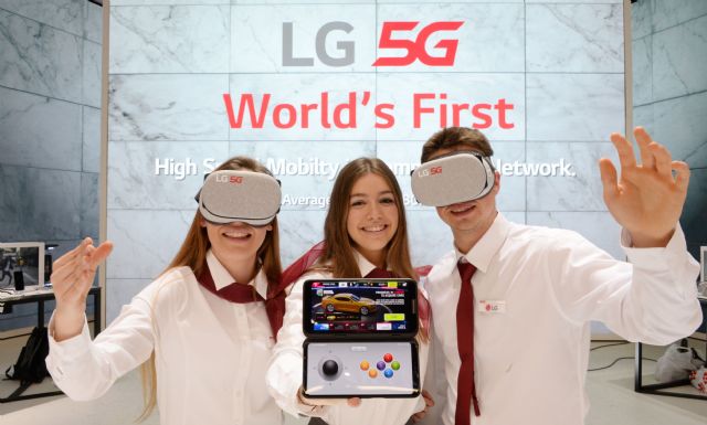 LG전자 모델들이 LG V50 ThinQ로 가상현실(VR) 콘텐츠를 즐기는 모습.(사진=LG전자)