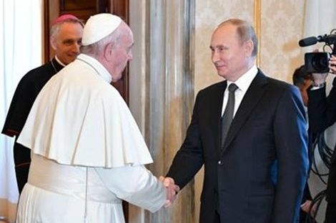 프란치스코 교황(왼쪽)이 4일 교황청을 방문한 블라디미르 푸틴 러시아 대통령과 악수하고 있다. (사진=EPA 제공/연합뉴스)