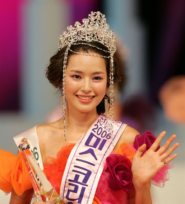 2006 미스코리아 선발대회에서 진으로 선정된 이하늬가 환한 미소를 지으며 손을 흔들고 있다. 한국일보 자료사진