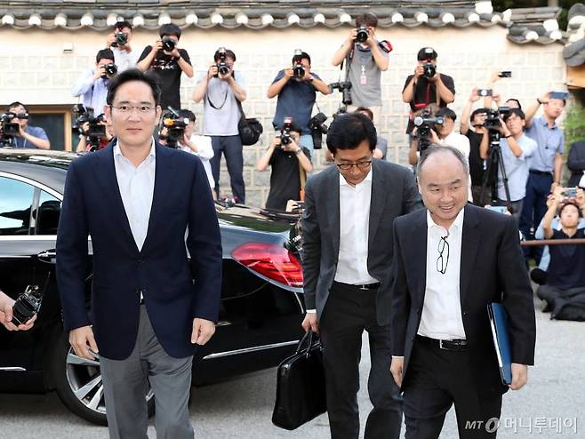 이재용 삼성전자 부회장과 손정의 일본 소프트뱅크 회장이 지난 4일 서울 성북구 한국가구박물관에서 국내 기업 총수들과의 만찬 회동을 위해 함께 이동하고 있다. /사진=이기범 기자