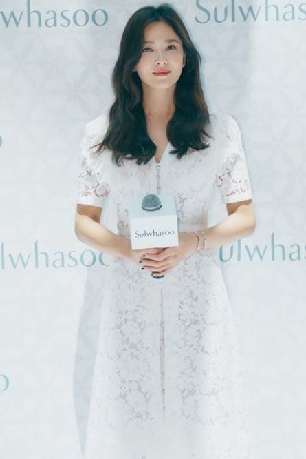 최근 배우 송중기와 파경 소식을 알린 송혜교가 중국 행사에 참석한 모습이 공개됐다.설화수 인스타그램 캡처