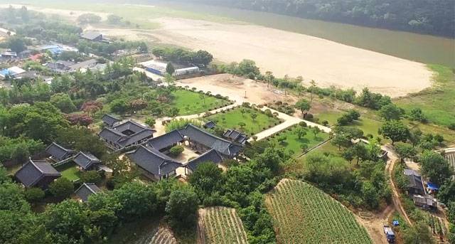 지역의 교육기관이자 자치기구이기도 했던 안동 하회마을 병산서원의 전경