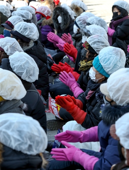 현대그린푸드 전주지회 등 금속노조원들이 2월17일 서울 압구정동 현대백화점 본점 앞에서 현대그린푸드 최저임금 무력화 규탄 금속노동자 결의대회를 갖고 있다. 이석우 기자