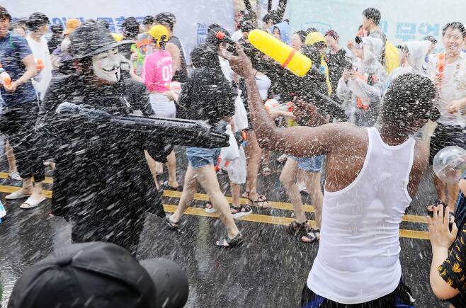 7일 서울 연세로에서 열린 '신촌 물총축제'에서 참가자들이 상대를 향해 물총을 쏘고 있다. 김상선 기자