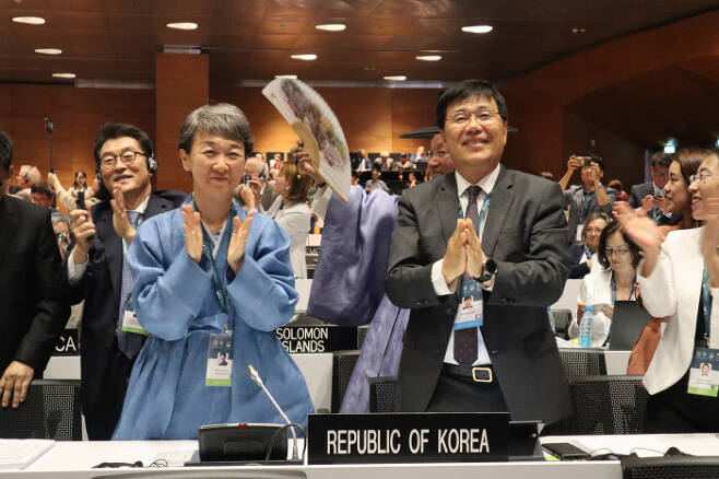6일 아제르바이잔 바쿠에서 열린 제43차 세계유산위원회에서 ‘한국의 서원’이 세계유산으로 등재되자 정재숙 문화재청장 비롯한 관계자들이 기뻐하고 있다.|문화재청 제공