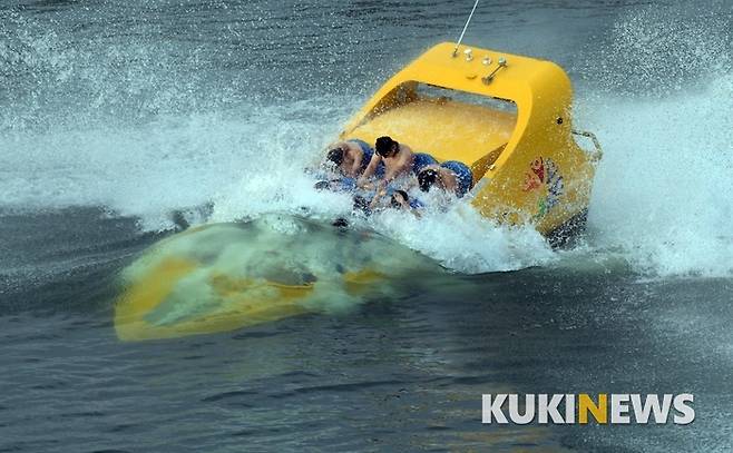친구들과 함께 온 최민희(27)씨는 '탁 트인 청평호에서 물놀이를 즐겨보니 더 이상 실내 워터파크는 심심해서 못 갈 것 같다. 잠수하는 보트는 상상도 못했다. 새로운 경험이었고 완전 최고다. 또 타고 싶다.'고 말했다.
